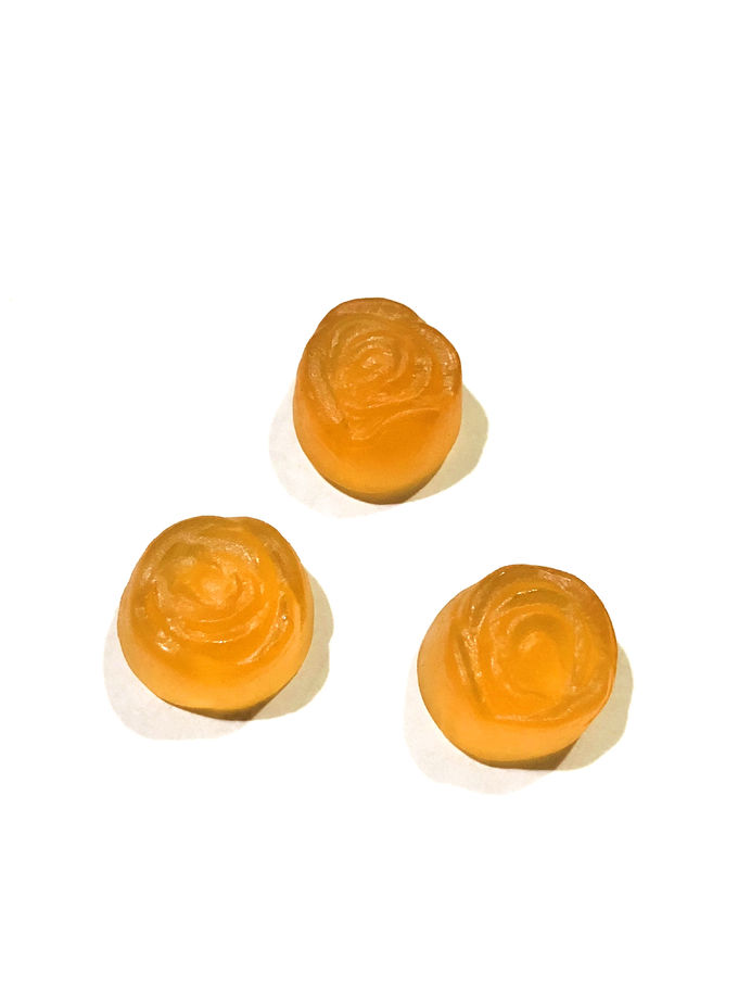 Haut, die weiches Gelee-Pektin-gummiartige Süßigkeit mit Rosen-Auszug-Blumen-Form verbessert